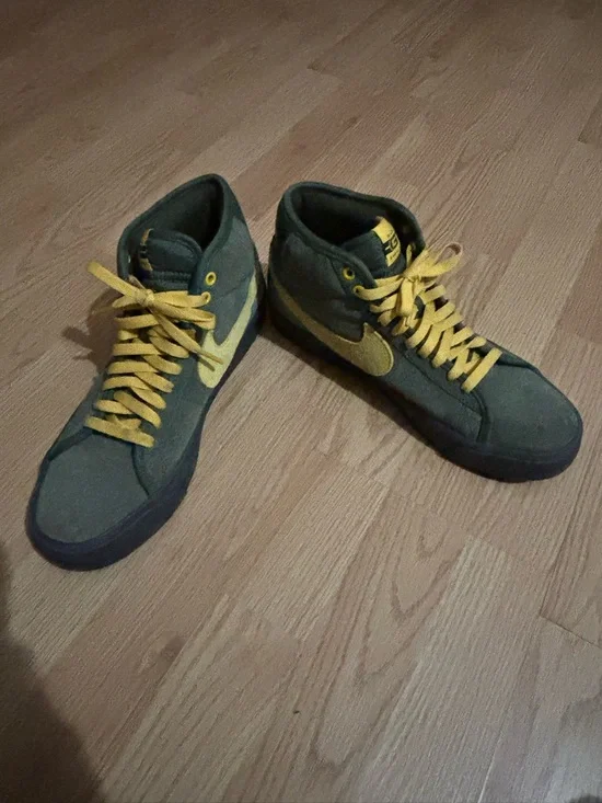 Men’s 9.5 Nike Sneakers in Olive Green and Yellow - Picture 2 of 4